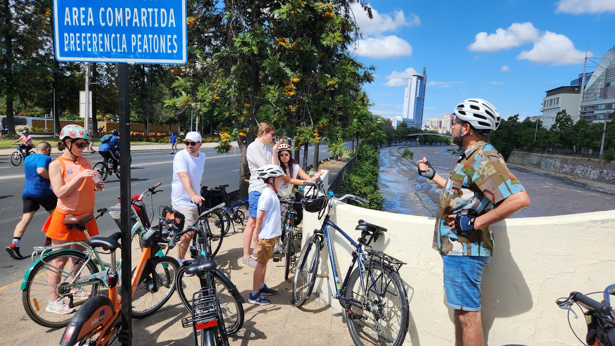 Ayer entrenadores de ACTIVE y funcionarios del <a href="/MTTChile/">Ministerio de Transportes y Telecomunicaciones</a> realizaron una ruta exploratoria en bici por Santiago para familiarse con la situación del tráfico. ¿Quieres saber más sobre ACTIVE? shorturl.at/YU150
#movilidadsostenible #movilidadactive