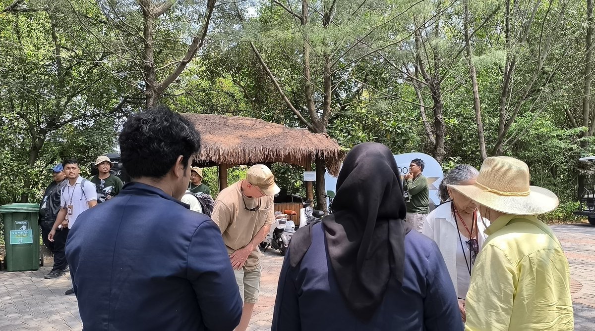 elmayyaa_'s tweet photo. Magang today kita mengamalkan semua ilmu yg didapat di kampus to be a guide for the tourists. Biasanya mangrove sepi, giliran ada acara hectic bgt nyampe ratusan turis mancanegara &amp; kita mendadak fluent English alias the power of kepepet😅. It's such an incredible experience!🤩💯 https://t.co/7wt9vlPNRv