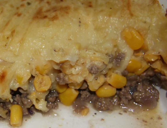 "Un plat très courant au Québec est le pâté chinois, qui est très proche de ce que les Français appellent le hachis Parmentier :  la touche québécoise étant une couche supplémentaire de maïs, appelé « blé d’Inde » au Québec." 
frenchtoday.com/blog/french-fo… #canadianfrench