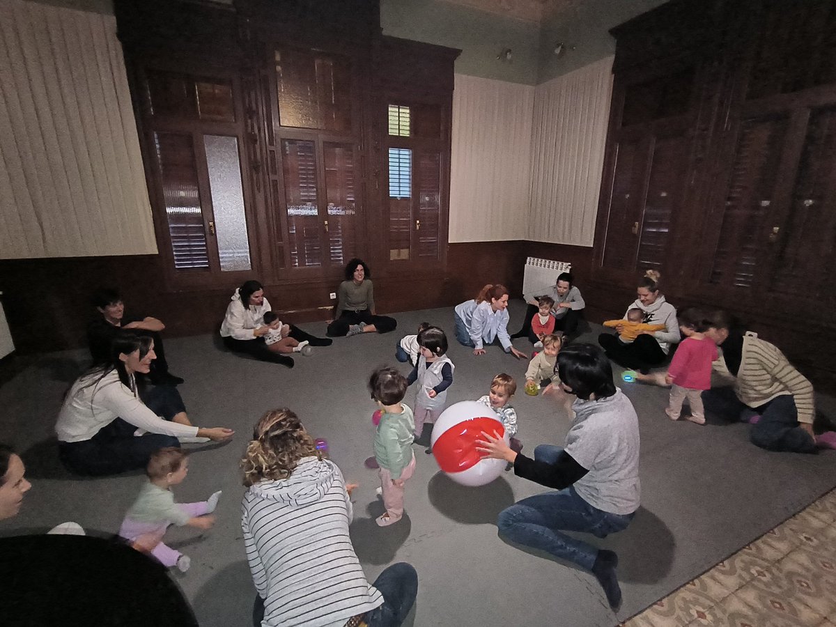 Aquest divendres comencem un nou cicle del taller música en família que va destinat als alumnes d'I3 i nadons, sota la coordinació de Mireia Besora.
#Vivimlamúsica!