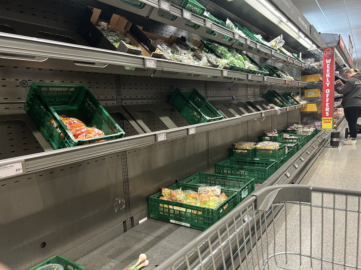 scscaife's tweet photo. Love @AldiUK usual but this is ridiculous. Nothing on shelves Friday or today at Snowhill Wakefield. These are basics milk, fruit, veg, sandwich meats, soups 🤷‍♀️ https://t.co/ZRvQZnZYY4