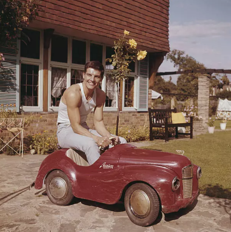 Jess Conrad OBE tweet media