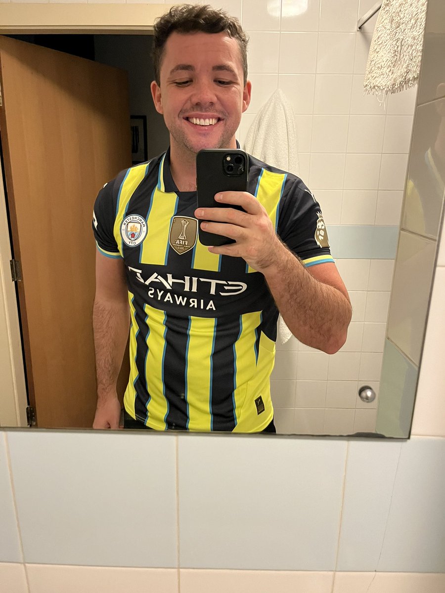Been a while since I’ve treated myself to a new Citeh shirt. Was always gonna get this one. Still have the original from 98/99 I got for my 7th birthday 🩵