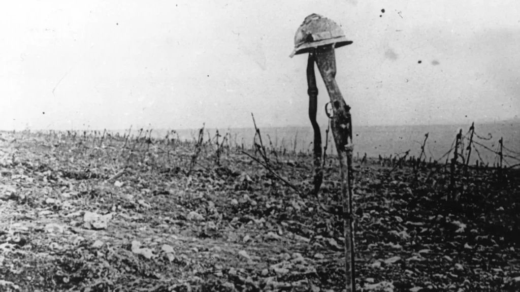 ObsDelphi's tweet photo. 🇫🇷Mon arrière grand-père a été gazé dans les tranchées après avoir fait les 4 ans.

La Somme, le Chemin des Dames, Verdun... C'est finalement le gaz qui l'a atteint mais il a survécu. Et ce bon à rien de Copé veut supprimer la seule journée qui rend hommage aux poilus.

Ce type qui n'a jamais connu la mort, la peur, la faim, le froid comme nos ancêtres l'ont subi dans les tranchées. Petit politicien relégué au troisième plan par son propre parti, il revient pour sortir de nouvelles énormités. Il insulte la mémoire de nos anciens, je considère que c'est inacceptable.

S'il y a bien un jour férié à conserver, c'est le 11 novembre.

À tous ceux qui se sont sacrifiés, la France éternellement reconnaissante. 🇫🇷🫡