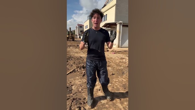FonsiLoaiza's tweet photo. El Pequeño Nicolás ha ido con el ultraderechista a Alvise a Valencia. Quieren convertir una zona catastrófica en el parque de atracciones de cayetanos corruptos. Acaba de ser absuelto por el Supremo. Su abogado es Manuel Marchena, hijo del magistrado del Supremo. https://t.co/4XVpR7pf74