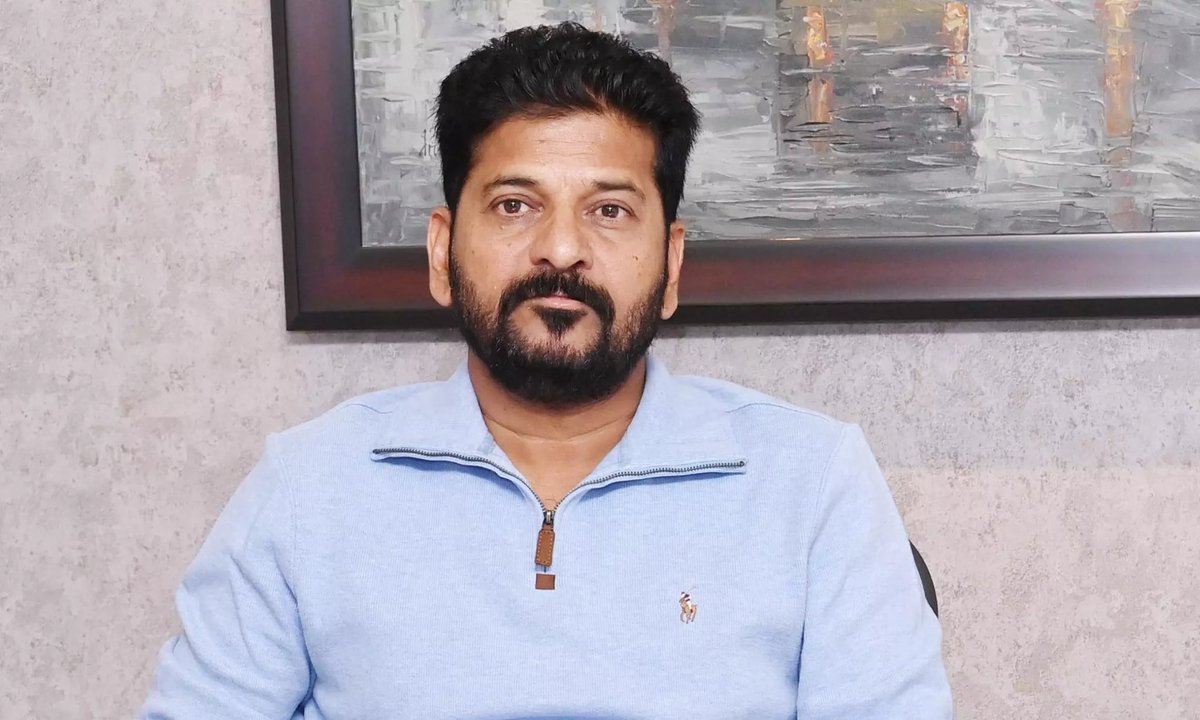 TeluguScribe's tweet image. రేవంత్ రెడ్డిపై అప్పుడే ఎందుకింత వ్యతిరేకత?

అధికారులను సైతం ప్రజలు తిరగబడి కొట్టేంత వ్యతిరేకత ఎక్కడ నుండి వచ్చింది..

సీఎం రేవంత్ రెడ్డి సొంత జిల్లాలోనే ఒక కలెక్టర్‌కు రక్షణ లేకపోతే మిగతా జిల్లాల సంగతి ఏంటి?

లా అండ్ ఆర్డర్ అదుపు తప్పి తెలంగాణ మరో బీహార్ లాగా మారబోతుందా?…