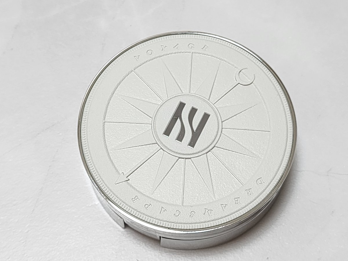 헤라 홀리데이 왔어요
쿠션 케이스가 ㅈㅉ아름다움 근데 파데 잘못 묻으면 착색될거같아 약간 인조가죽 재질같은데 걍 들고다니면 흠질 잘 날거같기두...
파우치는 번장에서 삼 원형 파우치는 작은데 사각 파우치는 10cm인형 두개는 들어가고도 남을거같아요