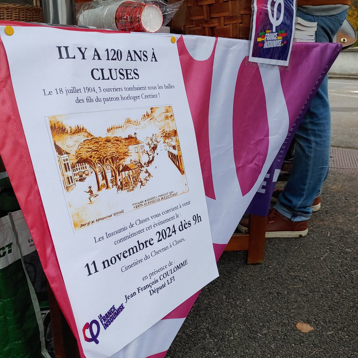 lfi_74's tweet photo. Ce matin, dépôt de fleurs et commémoration à Cluses avec .@jfcoulomme pour les 120 ans de l'assassinat des 3 ouvriers de Crettiez par les fils de leur patron après être entrés en grève.

Cela nous rappelle que ce ne sont pas des acquis sociaux mais des conquis sociaux. https://t.co/MEXTYsa9qO