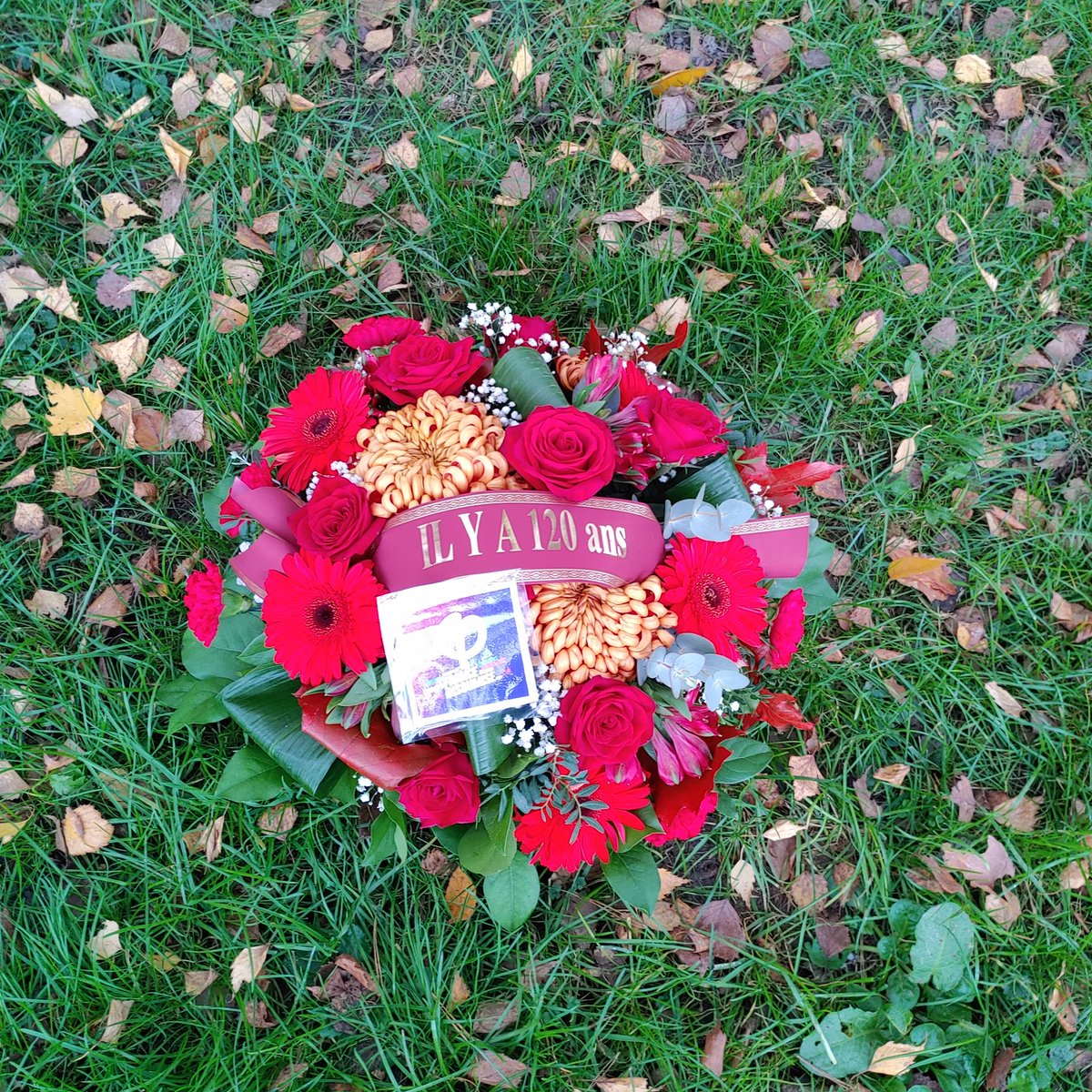 lfi_74's tweet photo. Ce matin, dépôt de fleurs et commémoration à Cluses avec .@jfcoulomme pour les 120 ans de l'assassinat des 3 ouvriers de Crettiez par les fils de leur patron après être entrés en grève.

Cela nous rappelle que ce ne sont pas des acquis sociaux mais des conquis sociaux. https://t.co/MEXTYsa9qO