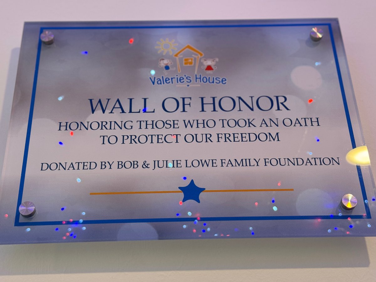 valerieshousefl's tweet photo. Today, we honor those who sacrificed for our country and the children of veterans who grow up with a parent away serving. We lift them up today for their selfless dedication. Thank you to all who serve! 💙🇺🇸 #VeteransDay #VeteransKids #ValeriesHouse https://t.co/N9lwRVqo9j