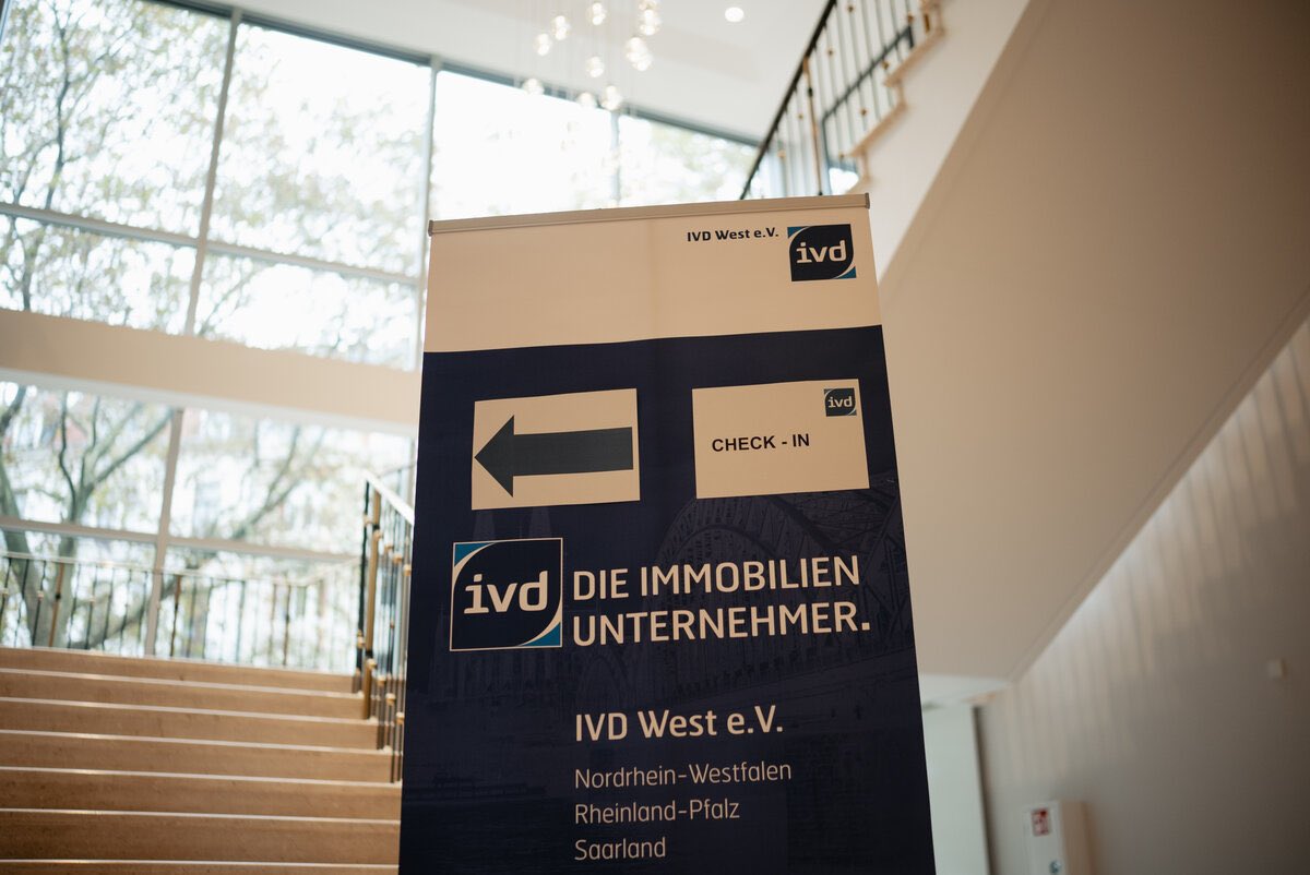 sv_schaefer's tweet photo. Bin happy! Sachverständigentag des IVD-West ist super gelaufen. „Meine“ 60 Sachverständigen waren mit meiner Auswahl an Themen zufrieden: Außenbereich, PV-Anlagen + Probleme (🔥🧯), Institut der deutschen Wirtschaft (@iw_koeln) mit seiner Prognose für 2025 🔜Stimmung wird besser https://t.co/yBJAROCSYA