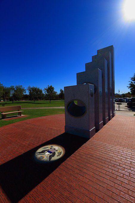 RetirementUnity's tweet image. Every year at exactly 11:11am on #VeteransDay , the sun shines exactly through the 5 ovals at Anthem Veterans Memorial in Arizona, lighting up the United States Seal on the ground

It only perfectly lines up at this time every year

#ThankYouForYourService