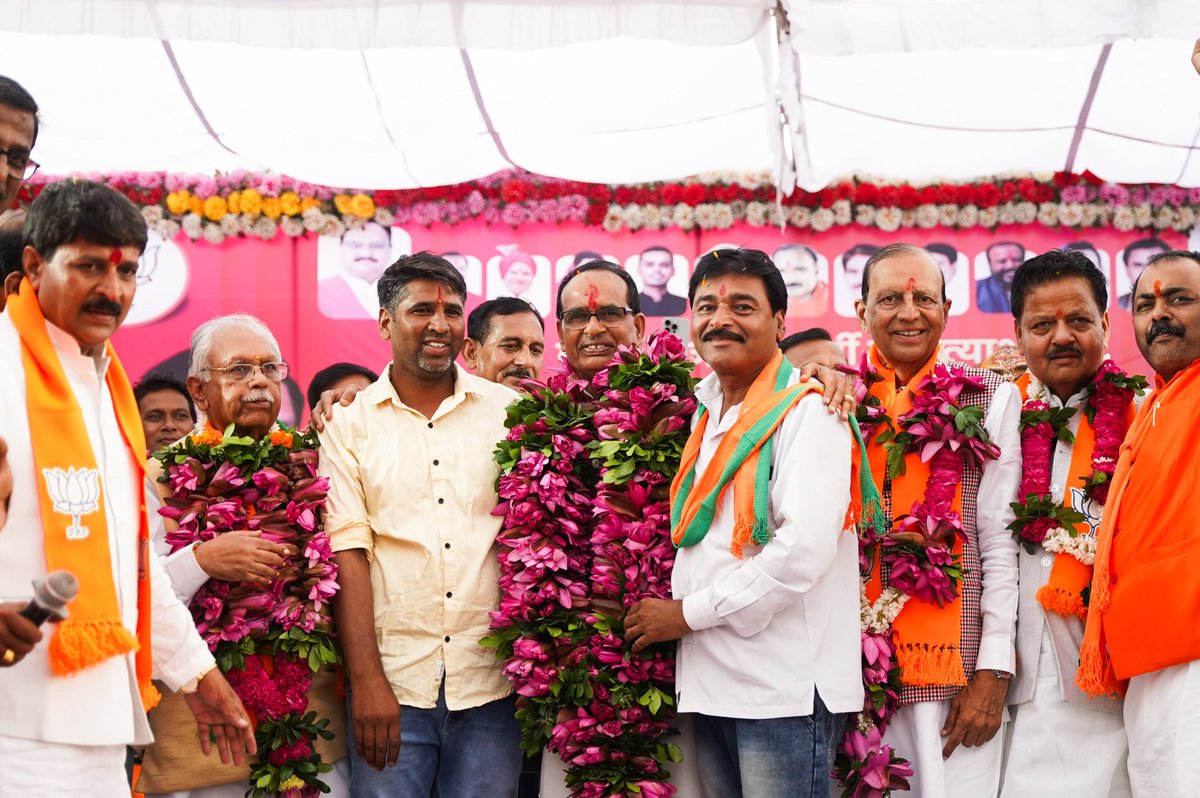 ChouhanShivraj's tweet photo. आज बुधनी विधानसभा क्षेत्र के गोपालपुर में भाजपा प्रत्याशी श्री @RamakantOnline जी के समर्थन में जनसभा को संबोधित किया।

जनता का उत्साह बता रहा है कि भाजपा की प्रचंड विजय तय है। https://t.co/ZdyEHlN6PG