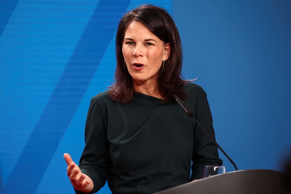 baerbockpress's tweet image. Wir können die Neuwahlen erst im Sommer durchführen, weil es vorher zu kalt ist. Es könnten Wähler*innen auf dem Weg zur Wahlkabine erfrieren.