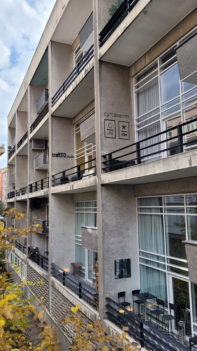 zindekultur's tweet photo. Ankara'ya onca gidişime rağmen nihayet bu sefer Cinnah 19 Apartmanını görebildim. Harika bir mimari, müthiş bir bina. Yapım yılı 1957, mimarı Nejat Esin, Corbusier etkisi belli oluyor. https://t.co/WTMcnALYjE