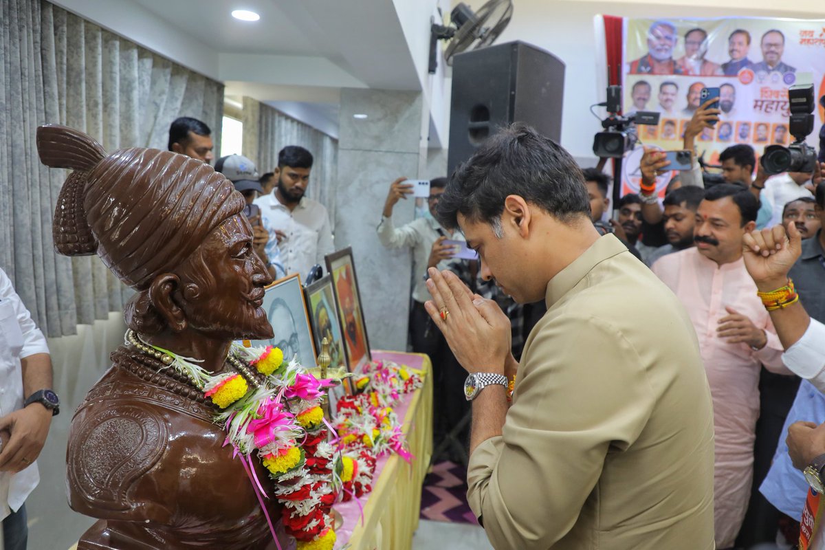DrSEShinde's tweet photo. शिवसेना आणि महायुतीचे भिवंडी पूर्वचे अधिकृत उमेदवार संतोष शेट्टी यांच्या प्रचारार्थ महायुतीचा मेळावा पार पडला. यावेळी मोठ्या संख्येने उपस्थित असलेल्या महायुतीच्या पदाधिकारी आणि कार्यकर्त्यांना संबोधित केले. महायुती आहे तर महाराष्ट्राची प्रगती आहे हे आपले ब्रीदवाक्य घेऊन आपण सर्वजण प्रचार करत आहोत. महायुती सरकारच्या कार्यकाळात आपण शहरांमध्ये पायाभूत सुविधा उभारण्याबरोबरच महिला सक्षमीकरणासाठी मुख्यमंत्री माझी लाडकी बहीण योजना, लेक लाडकी लखपती योजना, मुलींना उच्च शिक्षण मोफत याचबरोबर युवा वर्गाला रोजगार यांसह अनेक कल्याणकारी योजना राबव��ल्या. याबाबत आपण सर्वांनी नागरिकांशी संवाद साधून माहिती द्यायला हवी असे आवाहन यावेळी सर्वांना केले. तर न��गरिकांशी संवाद साधून येत्या २० नोव्हेंबर रोजी धनुष्यबाण चिन्हासमोरील बटन दाबून संतोष शेट्टी यांना बहुमतांनी विजयी करा असे आवाहन सर्वांनी नागरिकांना करावे असेही यावेळी सांगितले. 

यावेळी शिवसेना खासदार नरेश म्हस्के यांच्यासह शिवसेना, भाजपा आणि महायुतीचे स्थानिक पदाधिकारी, कार्यकर्ते, महिला आघाडी उपस्थित होते.

#DrShrikantEknathShinde #Shivsena
