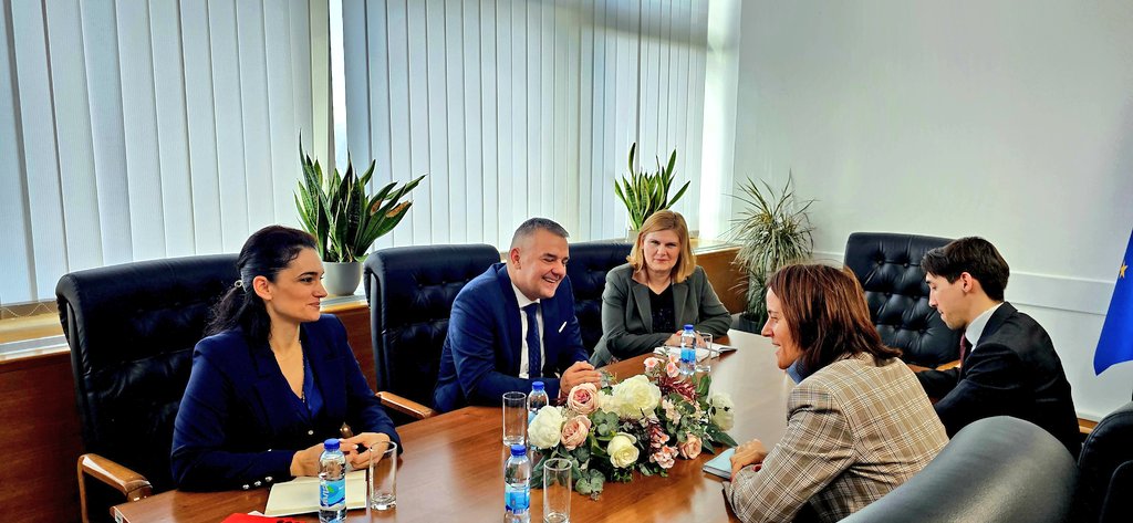 BunozaDavor's tweet photo. Ugodan razgovor s veleposlanicom @spaininbih Maria Molina Álvarez de Toledo o vladavini prava i ispunjenju zadaća koje stoje pred BiH na #EUputu.
Dosadašnji dobri i prijateljski odnosi 🇪🇸 i 🇧🇦 temelj su obostranih interesa za još jačom suradnjom na svim poljima. Reforma pravosuđa i uprave predstavlja veliki izazov ali i ključ uspjeha 🇧🇦.