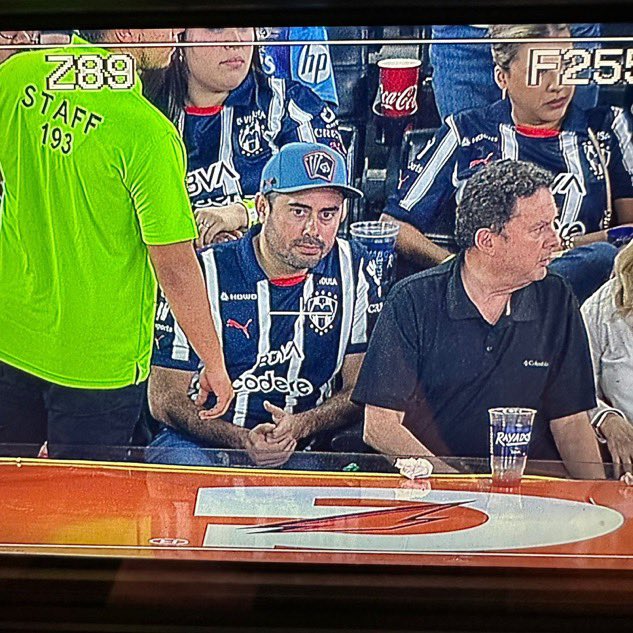 HANS_GOMEZCANO's tweet image. Y este es el tipo  que tendrá que ser vetado de por vida de los estadios en México, fue este el aficionado #Rayado que agredió a John Mendoza, lo que provocó la reacción artera del jugador de #León después de su expulsión

Ojalá @Rayados  actúe 
#comparte  #hazloviral