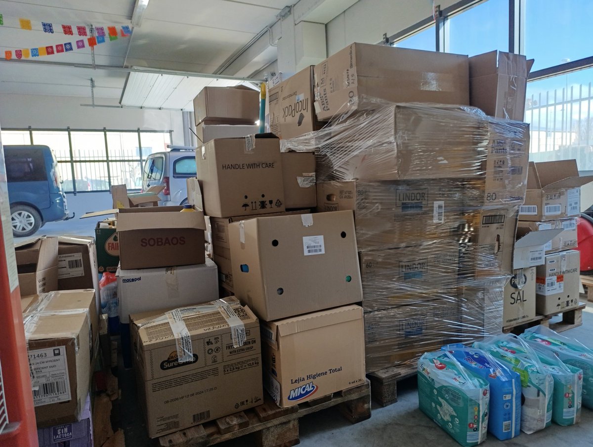 ArandaUso's tweet photo. Hoy terminando de clasificar el material en las instalaciones de ALUARTE. Mañana cargaremos todo con la colaboración de STAGE-TIME PRODUCCIONES cuyo responsable no sólo cede el transporte sino que nos acompañará hasta Valencia. Gracias Javi!!! https://t.co/eEU4xSUjU9
