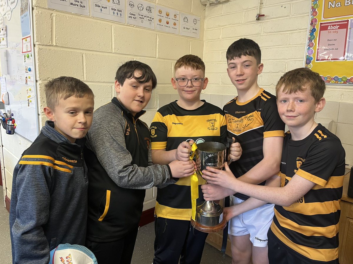 An exciting day in <a href="/RathnureNS/">Rathnure NS</a> !!! A big thank you to the team and management for spending their morning with us. Memories that each pupil won’t ever forget. <a href="/RathnureGAA/">Rathnure St. Annes GAA & Camogie Club</a> 🖤💛