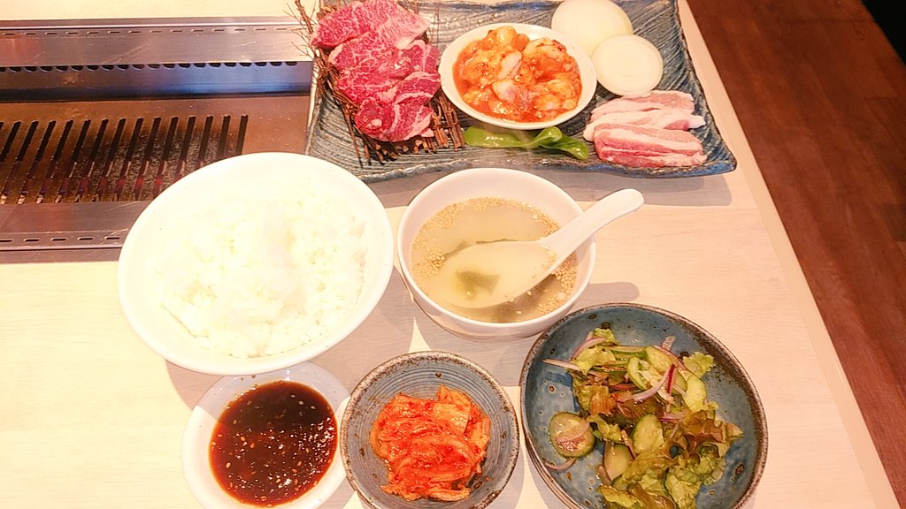 Freeman16895385's tweet photo. 泉区の焼肉ふじで昼から2500円のランチ🥩
昼は比較的空いてるから穴場かも⁉️
＃昼ごはん
＃ランチ
＃焼肉ふじ https://t.co/8z1VpWG3no
