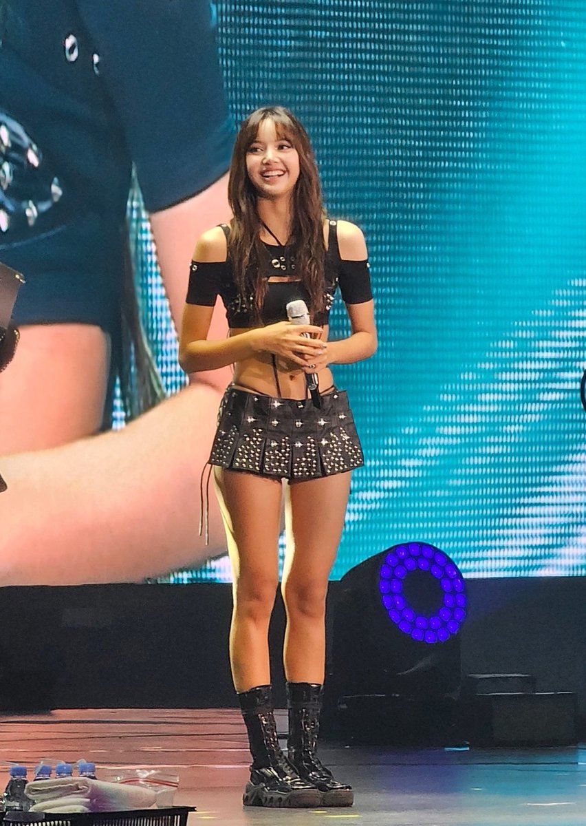 WE LOVE YOU LISA 💛💛💛