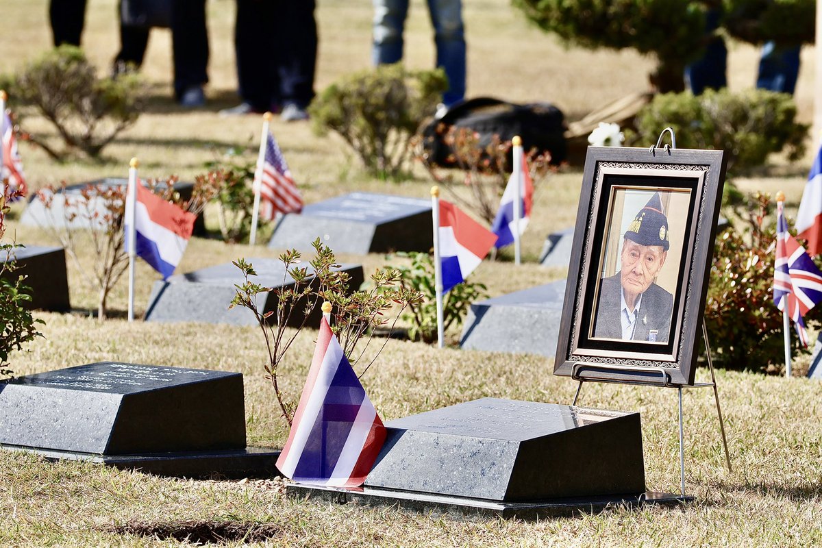 UN_Command_DCDR's tweet image. Honored to recognize the service of late Thai veteran Cpl. Rod Asanapan during his interment at UN Memorial Cemetery in Korea. His courage and dedication reflect the solidarity of international forces who stood #UnderOneFlag during the Korean War.