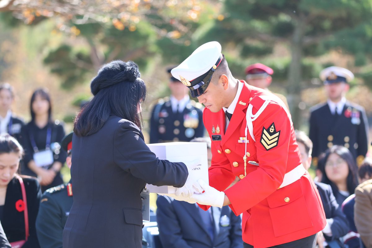 UN_Command_DCDR's tweet image. Honored to recognize the service of late Thai veteran Cpl. Rod Asanapan during his interment at UN Memorial Cemetery in Korea. His courage and dedication reflect the solidarity of international forces who stood #UnderOneFlag during the Korean War.