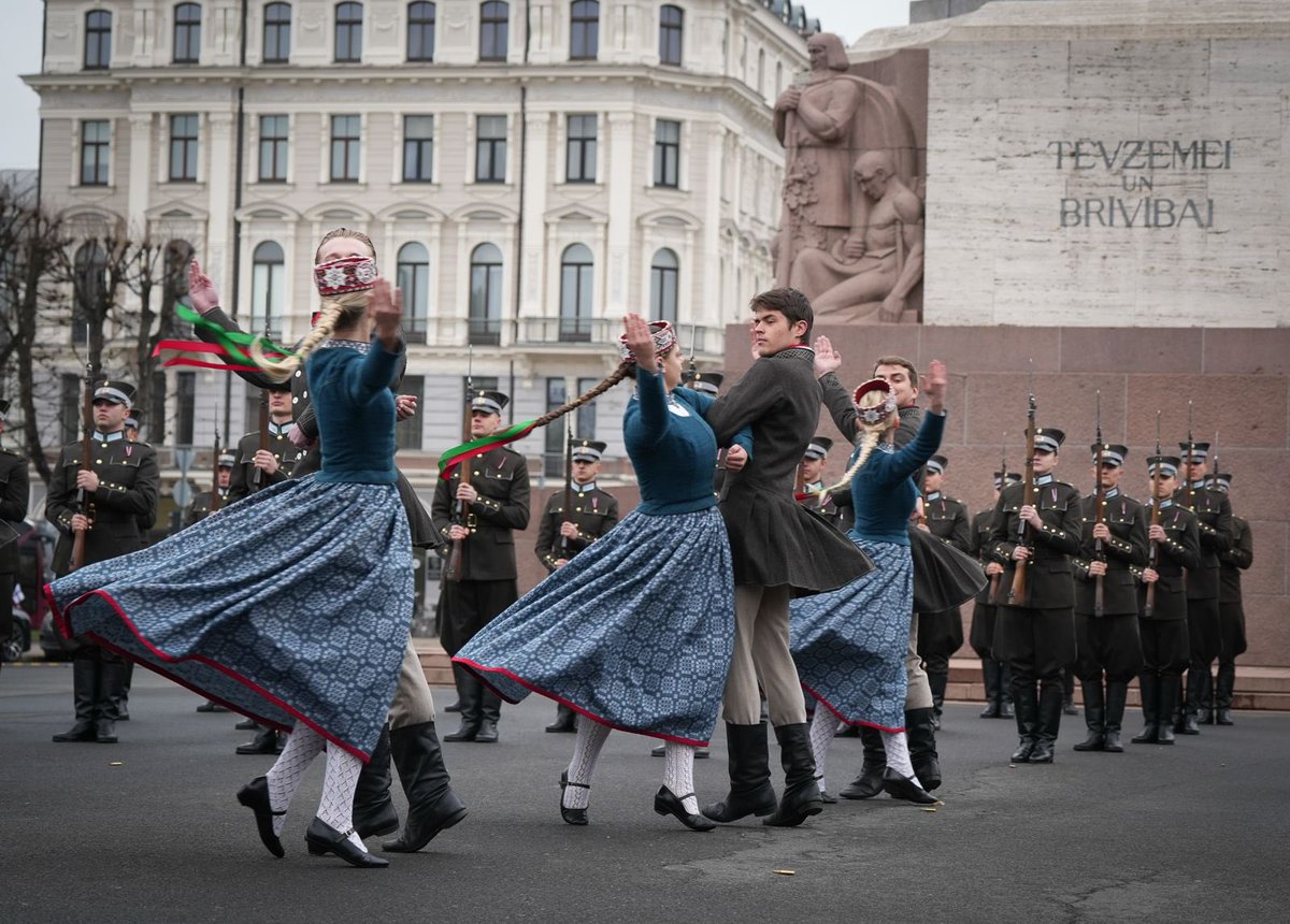 Svinīgā Goda sardzes maiņa pie Brīvības pieminekļa. Paldies deju kopai Bramaņi, Mikam Galvanovskim un Goda sardzes karavīriem par defilē programmu!