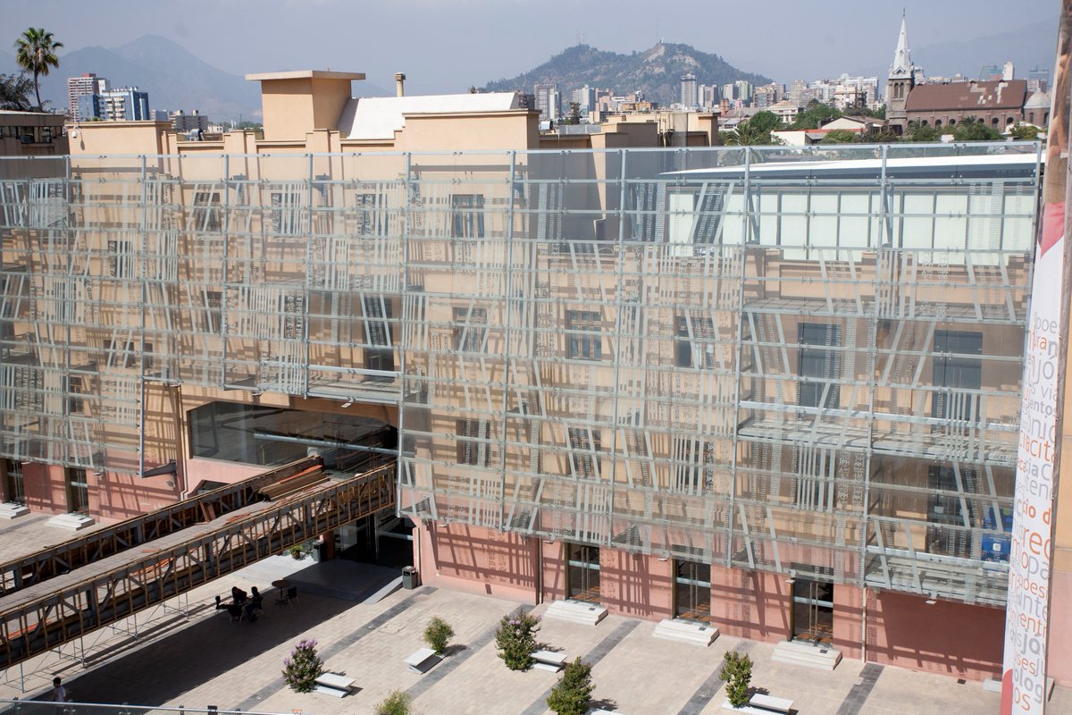 ¡Feliz aniversario a @BibliotecadStgo! Desde 2005 redefinió el concepto de biblioteca pública en Chile, creando un espacio donde la comunidad es protagonista y la cultura está al alcance de todos. Saludamos a su equipo, que día a día trabaja con dedicación para su comunidad. 📚