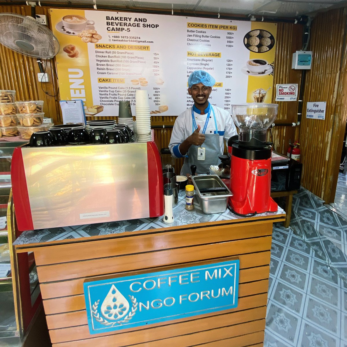 herr_desclous's tweet photo. ☕️
How do you like your coffee?
Espresso, prepared by a Rohingya barista, at a café in the refugee camps.
Next door, other refugees are training on bakery
🧁 👨🍳👩🍳🍪🍞
Fuel for a day in the camps!
#WithRohingya https://t.co/zCJM70odU1