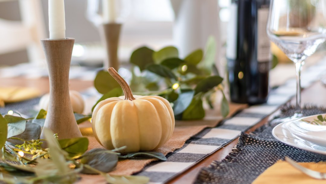 chelseaflowers's tweet image. Let your table shine with the warmth and beauty of simple greenery and pumpkin accents to celebrate the fall season. 

#fallflowers #chelseaflowers_london #chelseaflowers #chelseaflowerslondon #flowers #flowershop #londonflowershop #eventdecor