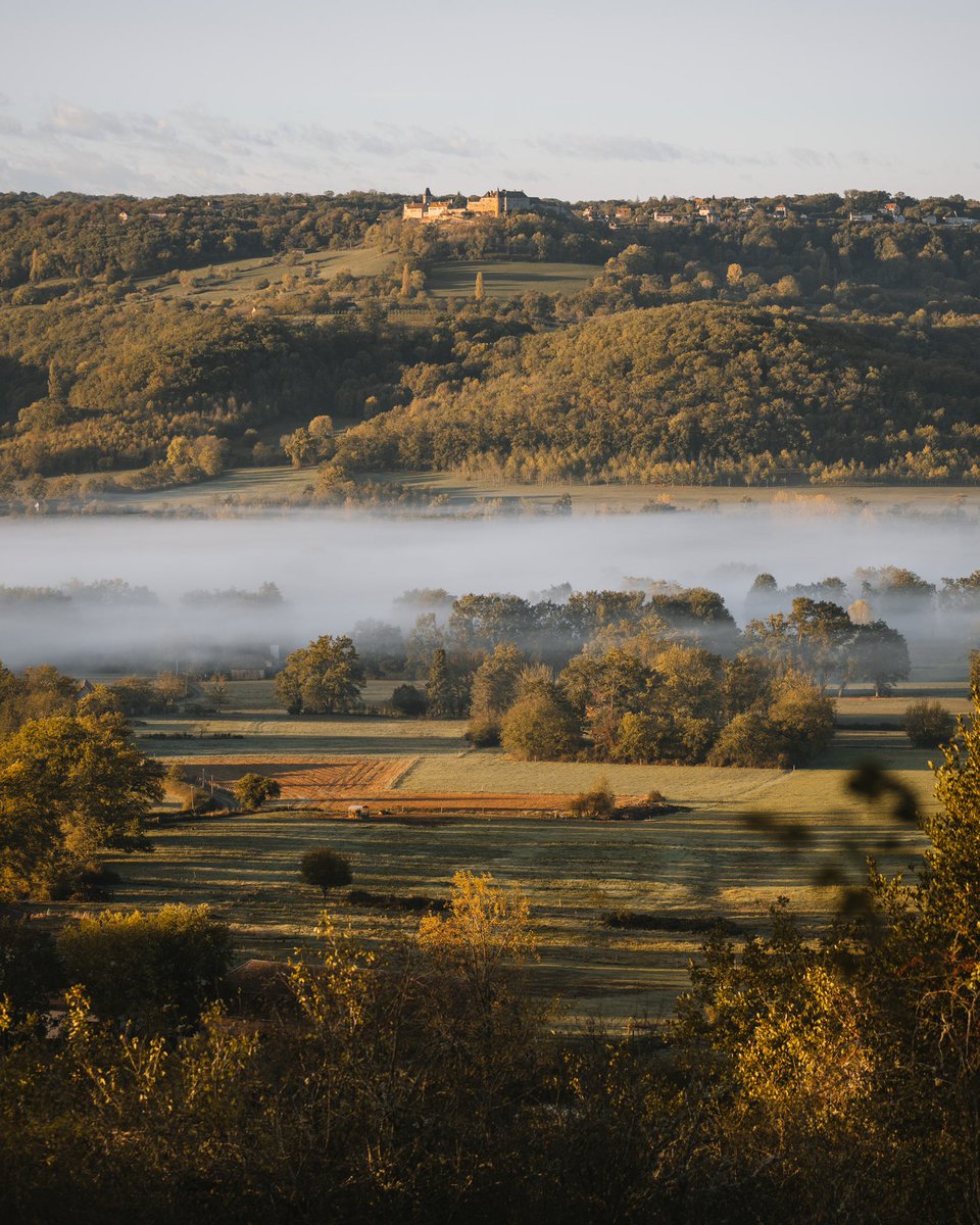 Château de Castelnau, a striking red-stone fortress, stands proudly on a hilltop in the Dordogne Valley. With six towers, massive stone walls, and a huge medieval keep, it’s a classic example of fortified medieval architecture—built to withstand centuries of wars.