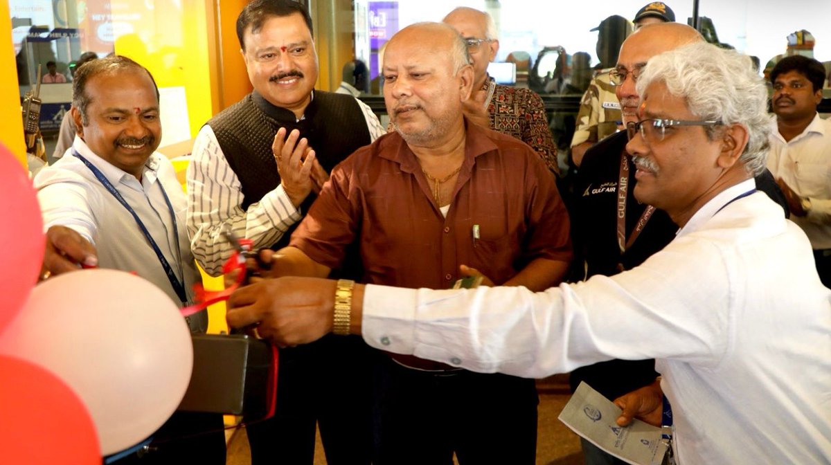 AAI_Official's tweet photo. The #BaggageDrop Counters & 2D Barcode Scanner facility was inaugurated by Dr. Sharad Kumar, Member(Operations) alongside Airport Director & other AAI officials. (2/2)
@MoCA_GoI, @RamMNK, @mohol_murlidhar https://t.co/fNqIXRrR8q