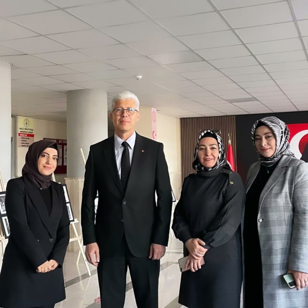 halilrifatpasaa's tweet photo. Aramızdan ayrılışının 86.yıl dönümü münasebetiyle 7.11.2024 Perşembe günü İl Mili Eğitim Müdür Yardmcısı Ahmet Turan ULUTAŞ'ın katılımıyla "Gazi Mustafa Kemal ATATÜRK" konulu resim sergimizi açtık. https://t.co/Gyv4lD5fOk