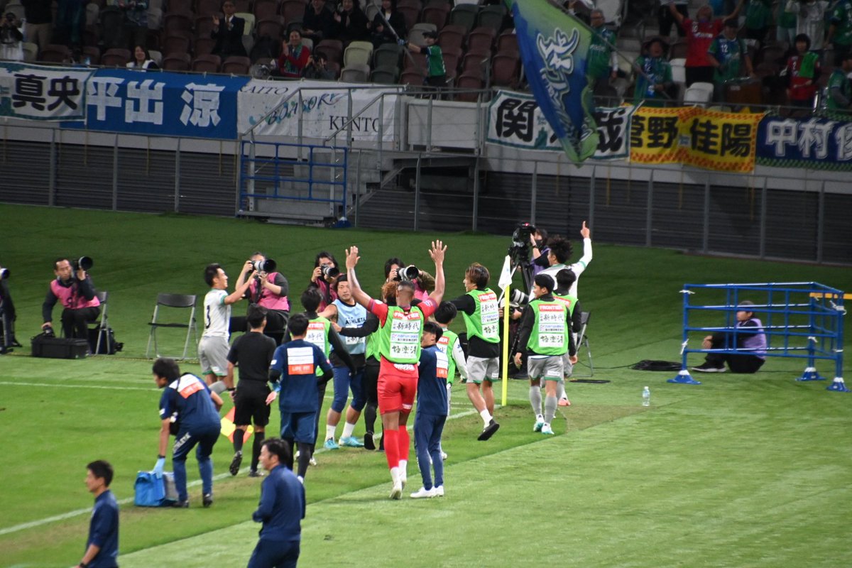 kanykichi22's tweet photo. 新宿は結局最後まで1点も取る事が出来ず、試合終了。
平日の国立競技場開催のJFLの試合はアウェイの鈴鹿が快勝。
新宿はJFL残留の為にはこれ以上負けられない状況になる…。
#CriacaoShinjuku #atleticosuzuka #JFL #クリアソン新宿 #アトレチコ鈴鹿 #コミュサカ https://t.co/BACpjzsdF0