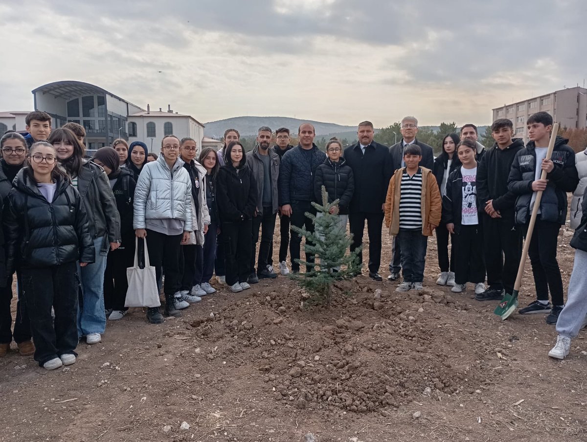 halilrifatpasaa's tweet photo. 11.11.2024 Milli Ağaçlandırma Gününde öğrencilerimiz Sivas Cumhuriyet Üniversitesi yerleşkesinde Fidan dikimi gerçekleştirdiler.
@drademuzun
@atulutas
@aliisikver https://t.co/CgW7HQ2AHG