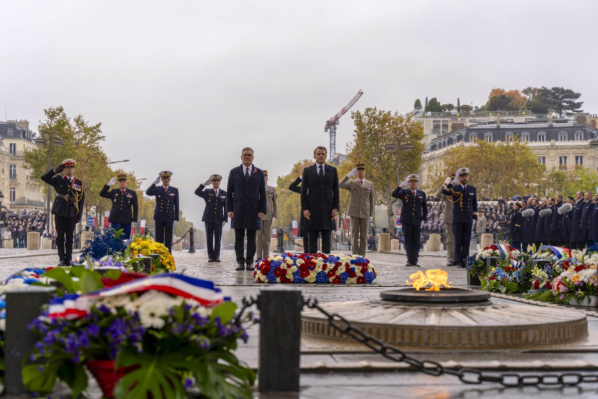 Gouv_mili_Paris's tweet photo. #11Novembre.

Avoir une pensée pour nos Morts pour la France, porter le Bleuet de France, soutenir le courage de nos soldats qui se battent pour conserver notre liberté.

Et continuer à y penser les autres jours de l’année.
 
#VotreHistoireNotreHistoire https://t.co/a5nR04FJqT