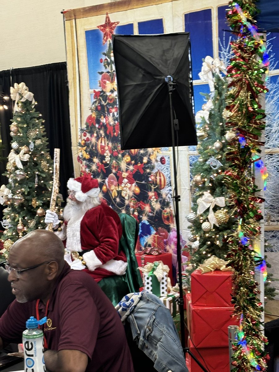 DrTMJohnson's tweet photo. Kudos to @JuniorLeagueFay for another successful #HollyDayFair! #TeamRedApron https://t.co/0oyl2eHZeD