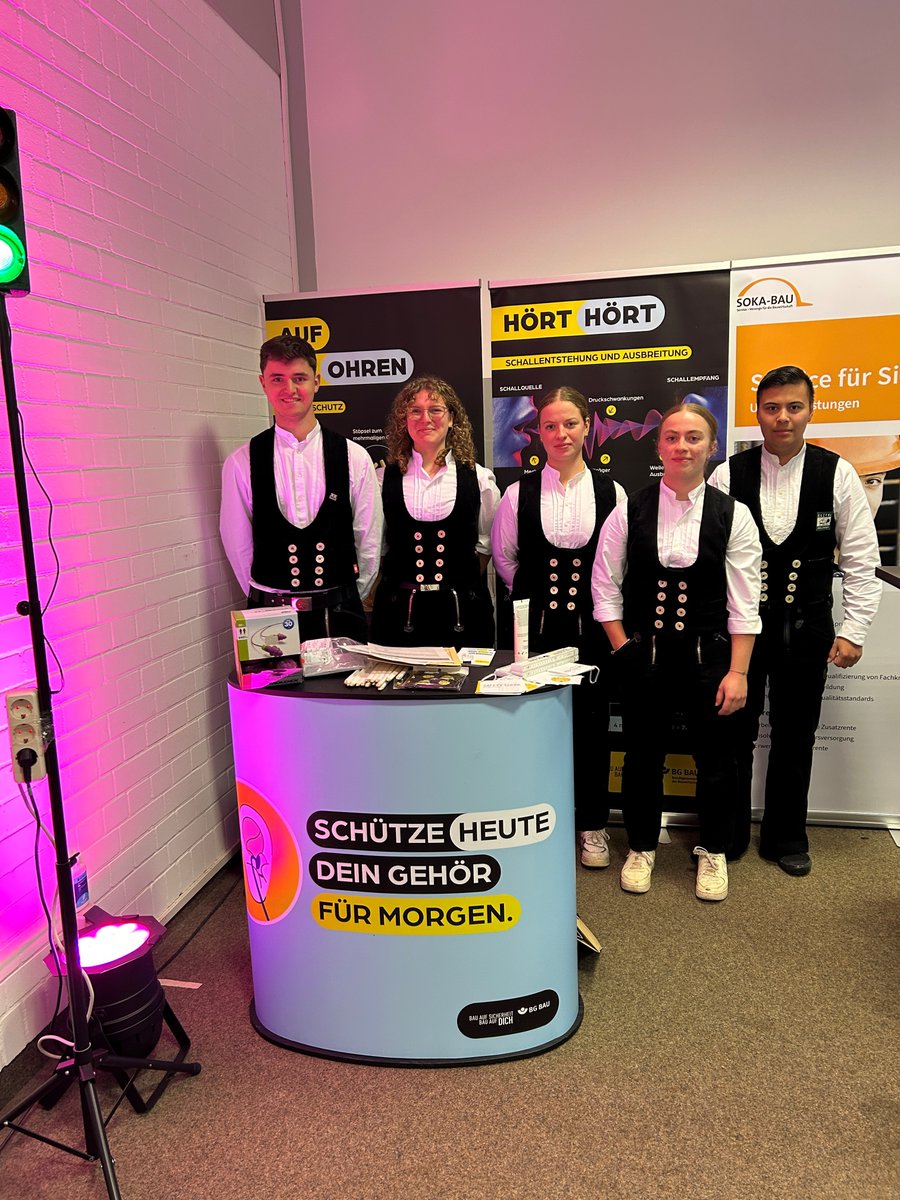 BG_BAU's tweet photo. Bei der Deutschen Meisterschaft im Bauhandwerk zeigen die Besten ihres Gewerks noch bis einschließlich heute ihr Können. Wir sind mit einem Stand auf der Veranstaltung vertreten und informieren über #Arbeitsschutz, unter anderem über den Schutz vor #Lärm und #Absturzprävention. https://t.co/F7cIshwSdO