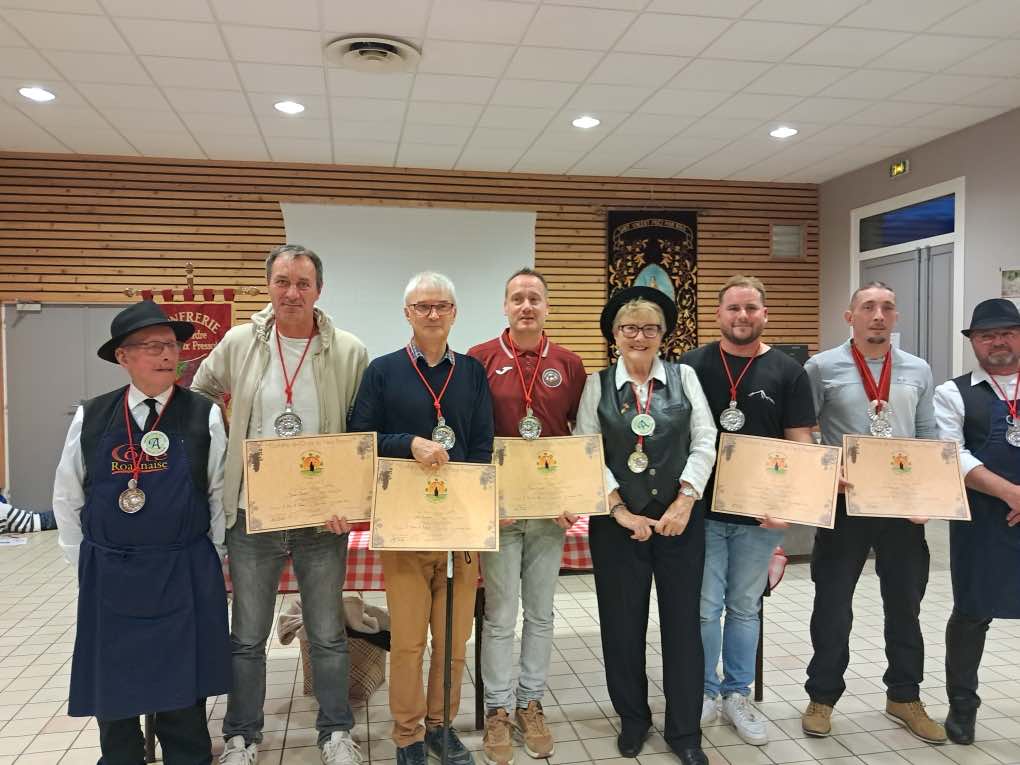 BurnichonD's tweet photo. Hier, la Confrérie du Vieux Pressoir a remis à Loïc VERGNAUD, champion paralympique 5 fois médaillé d'argent un tastevin en argent ; il est aux côtés des 3 co-présidents d'AVENIR CÔTE FOOT. https://t.co/m0iw3c40FX