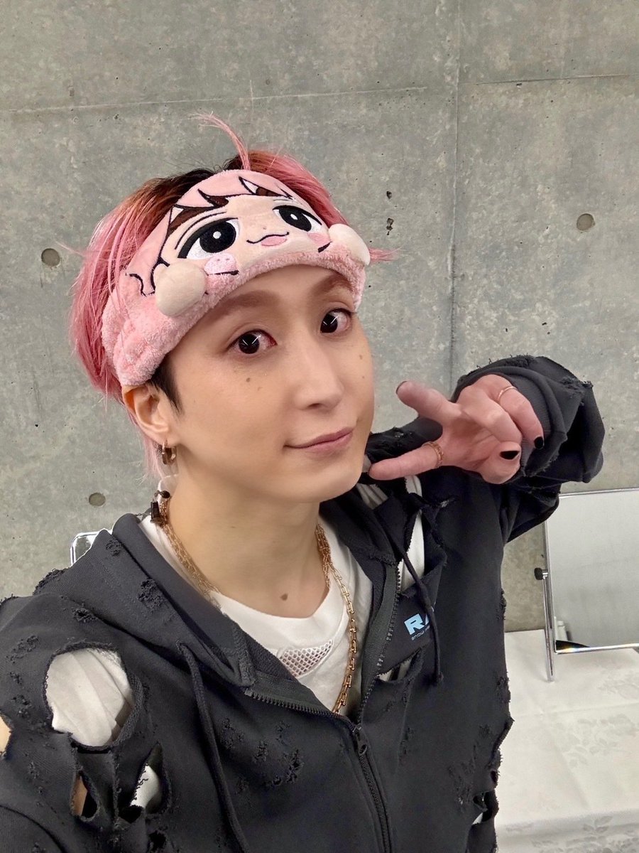 さっくんが1番ヘアバンド似合う🥰目真っ赤。かゆそう🥲お大事にね