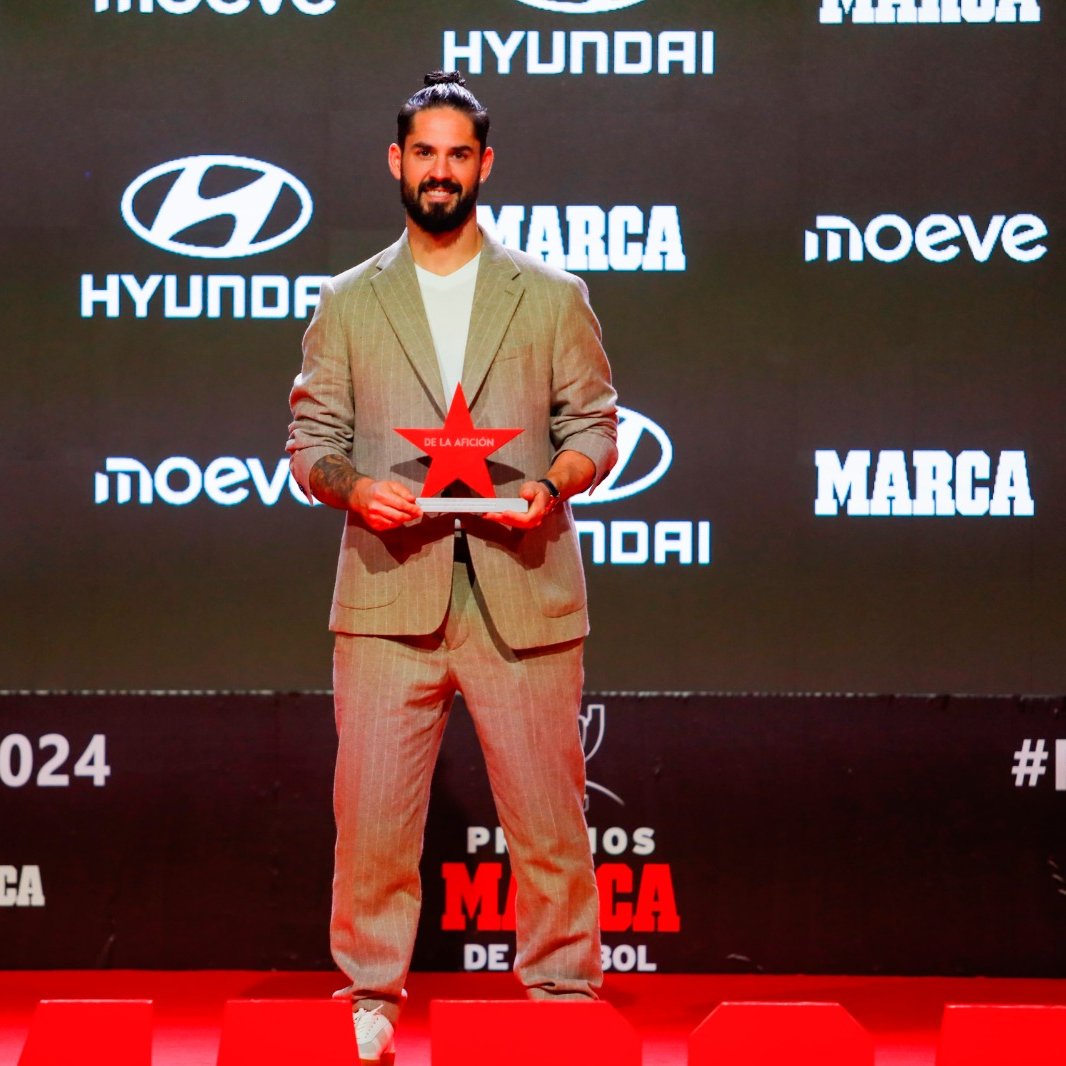 RealBetis's tweet photo. 👉 #𝐏𝐫𝐞𝐦𝐢𝐨𝐬𝐌𝐀𝐑𝐂𝐀𝟐𝟎𝟐𝟒 👈

Isco es fútbol, es magia y es el 'Premio MVP de la afición' del curso 2023/24.

¡Muchas felicidades, @isco_alarcon! https://t.co/pfi2NtZORc