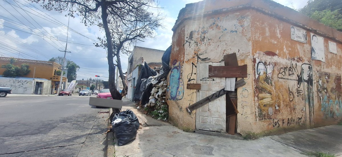 1974007B's tweet photo. @VeroDelgadilloG Buen dia. Donde o quien puede apoyar? En el interior hay unas personas que estan planeando quedarse con ese predio? Quien puede sacarlos? https://t.co/f2izM0aKZ4