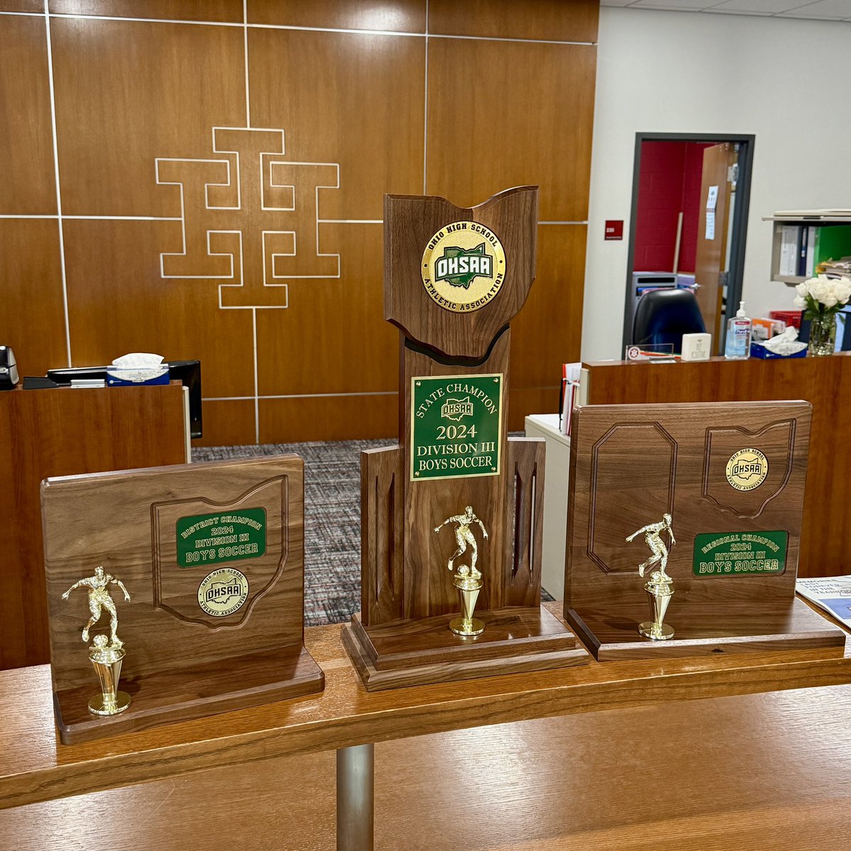 Indian Hill High School (@indianhillhs) on Twitter photo Our front lobby is looking FANTASTIC on this Monday morning. ⚽️🏆<a href="/IHSchools/">Indian Hill Schools</a> <a href="/bphelps_IH/">Brian Phelps</a> <a href="/IHBravesSoccer/">Indian Hill Soccer</a> Our front lobby is looking FANTASTIC on this Monday morning. ⚽️🏆<a href="/IHSchools/">Indian Hill Schools</a> <a href="/bphelps_IH/">Brian Phelps</a> <a href="/IHBravesSoccer/">Indian Hill Soccer</a>