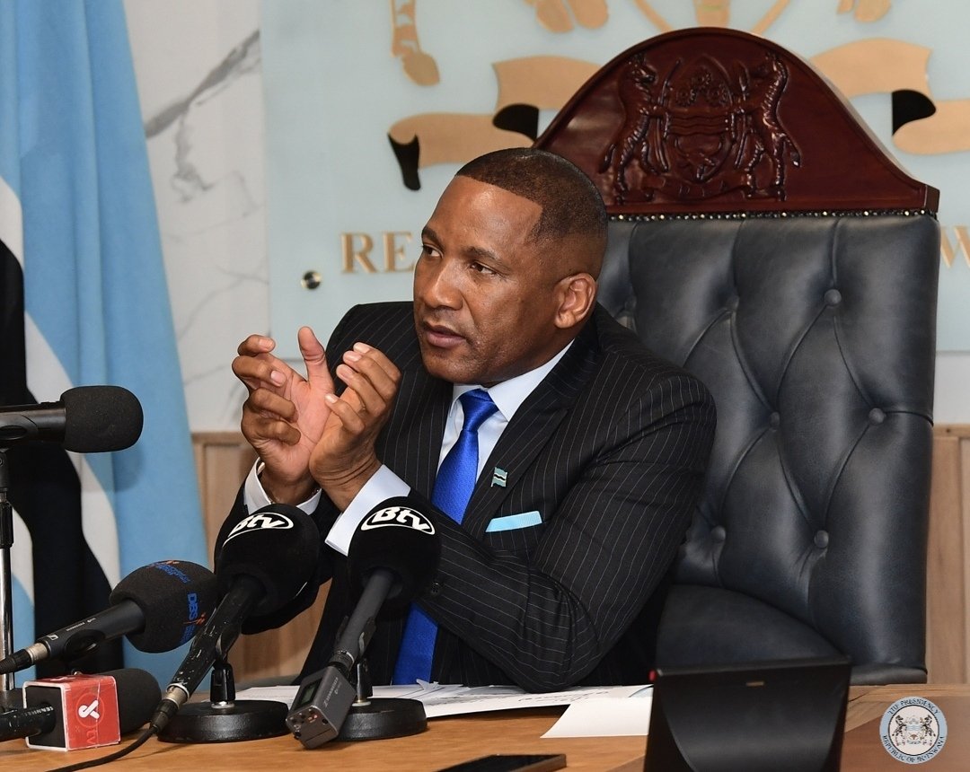 BWPresidency's tweet photo. 𝗣𝗥𝗘𝗦𝗜𝗗𝗘𝗡𝗧 𝗗𝗨𝗠𝗔 𝗚𝗜𝗗𝗘𝗢𝗡 𝗕𝗢𝗞𝗢 𝗔𝗡𝗡𝗢𝗨𝗡𝗖𝗘𝗦 𝟲 𝗖𝗔𝗕𝗜𝗡𝗘𝗧 𝗠𝗜𝗡𝗜𝗦𝗧𝗘𝗥𝗦

President Duma Gideon Boko has announced 6 Cabinet Ministers, with the rest of the Ministers to be announced during the course of the week. https://t.co/zL907ucrKV