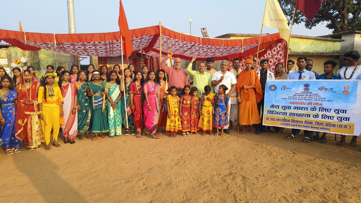 JepeePatel5's tweet photo. शा उ.मा.विद्यालय चैतमा की रासेयो इकाई का विशेष शिविर ग्राम राल में आयोजित हैजिसमे सायं काल की बेला में @YKTiwari68 सर निरीक्षण हेतुगए जिसमे स्वयंसेवको ने सुन्दर छ.ग़ की परंपरागत वेशभूषा एवं महापुरुषों के साथ सांस्कृतिक रैली का आयोजन कियागया@NeetaBajpai5 @AdnBajpai @manojsinha812 https://t.co/U4TQiWTAvw