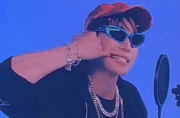 bunniexoo's tweet photo. Guys this is NOT plagiarism.BUT if u wanna go that route…
Stepping on gum(not original fyi):Dream chewing gum 2016
Showing teeth:Normal action when showing teeth/tooth gems
Figurine:Not the only(1st) to have figurines.
+ I don’t think hype Stans should be talkin bout originality https://t.co/3OlWEfLkbS