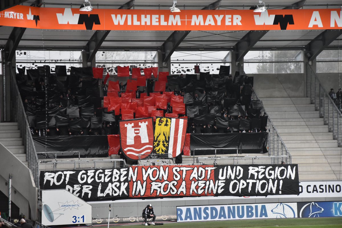 Beim gestrigen Auswärtsspiel in Altach protestierte die Fanszene erneut gegen sponsorfarbene Dressen. Nach 19:08 Minuten wurde wie gewohnt der Block betreten und auch optisch darauf aufmerksam gemacht, welche dritte Farbe die einzige Option für uns ist. ⚫️⚪️🔴⚪️⚫️