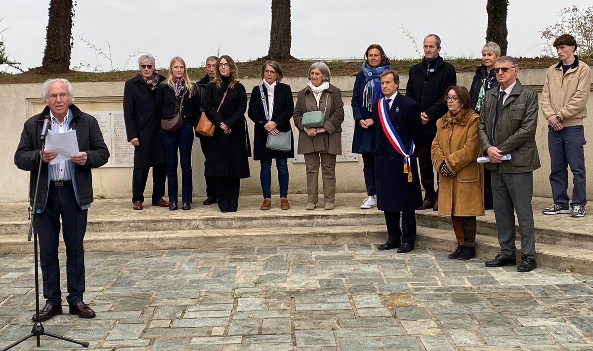 AdeBourrousse's tweet photo. En ce 11 novembre, la France honore ses héros de la Grande Guerre, ses soldats tombés au champ d’honneur et dont les noms sont gravés sur les monuments aux morts. https://t.co/aTO30lT1Zw